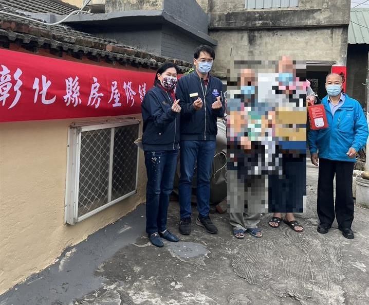 住處無門無窗…身障父子「洗冷水澡、穿雨衣睡覺」！彰化縣府暖心「修繕房屋」畫面曝