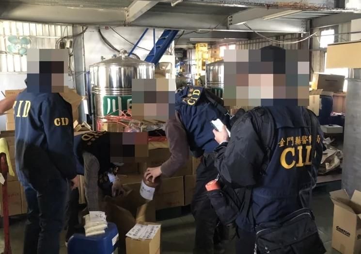 驚！萬瓶「假金酒」疑似已流入市面　還自製酒精添加香料以假亂真　警破獲製造工廠