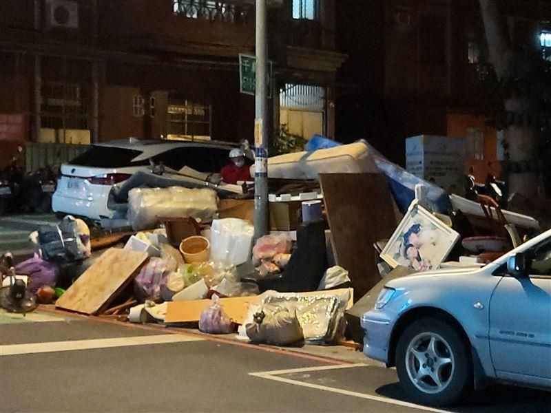 婚紗照丟路邊垃圾堆　還跟垃圾車遊街！　網友紛吐槽「就是大型垃圾無誤」