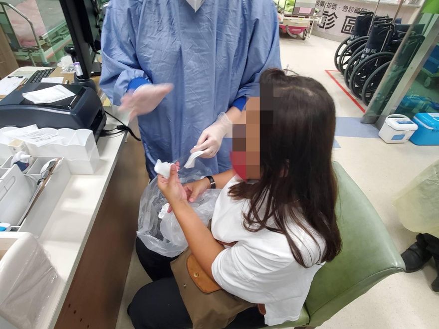 影/婦人當街斷指痛苦求救　高雄保大迅雷中隊員警及時救援
