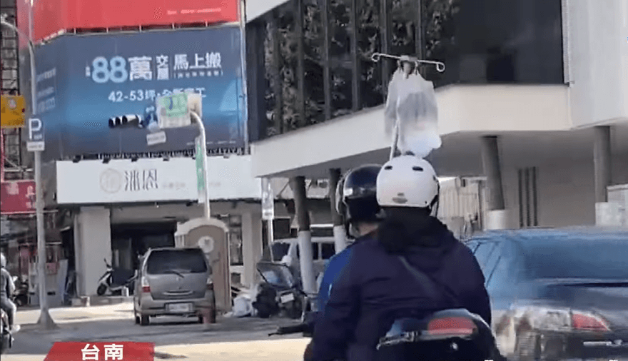 影/又是台南人！吊點滴阿伯單手騎機車太狠了　網友驚呼「生命騎士」