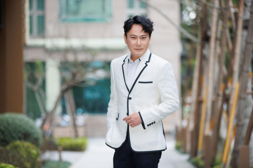 疫情干擾！張信哲少演出20場損失千萬  洩演唱會彩排險被鐵球、LED屏幕砸頭