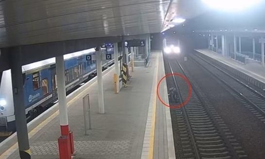 影/這男人太狠了！躍下鐵軌撿菸「被火車撞回月台」　狂轉3圈還活著…差點見上帝