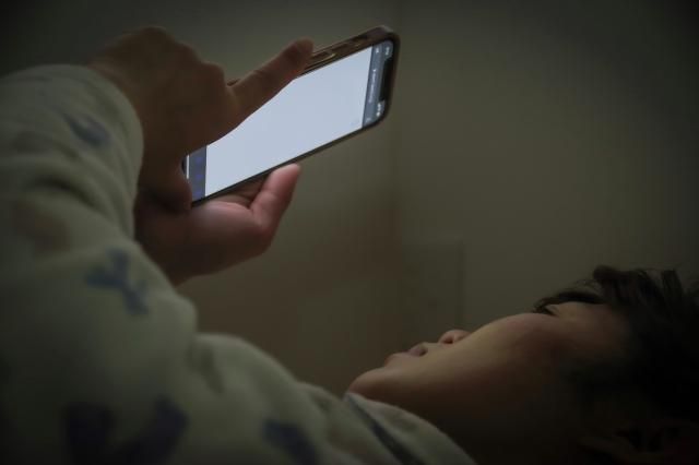 半夜不睡覺滑手機傷眼又傷肝！中醫曝「4穴位」可養肝健胃輕鬆養生