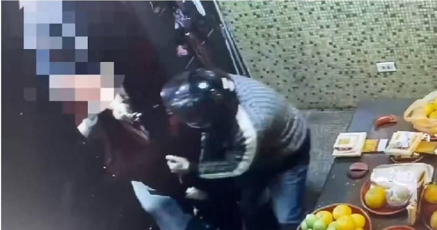 土地公金牌也敢偷！40歲男持鐵鎚破櫥窗　廟公機伶堵廟門困住笨賊