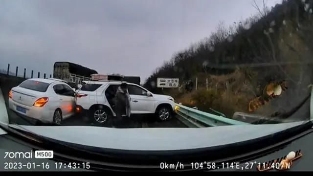 影/驚險！高速路面結冰車輛連環撞　男子「這動作」與死神擦肩過