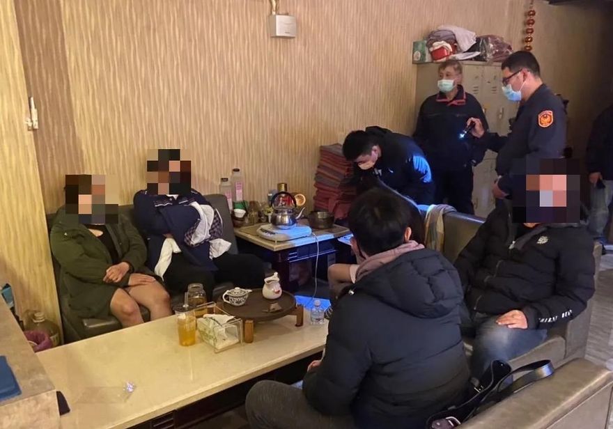 老當益壯？台南警臨檢養生館　破門赫見越南妹挺「長輩」幫7旬翁「保養」