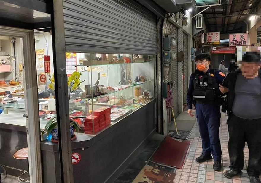 快訊/台南新營市場銀樓驚傳搶案！佯裝顧客搶金戒指　遭路人合力壓制