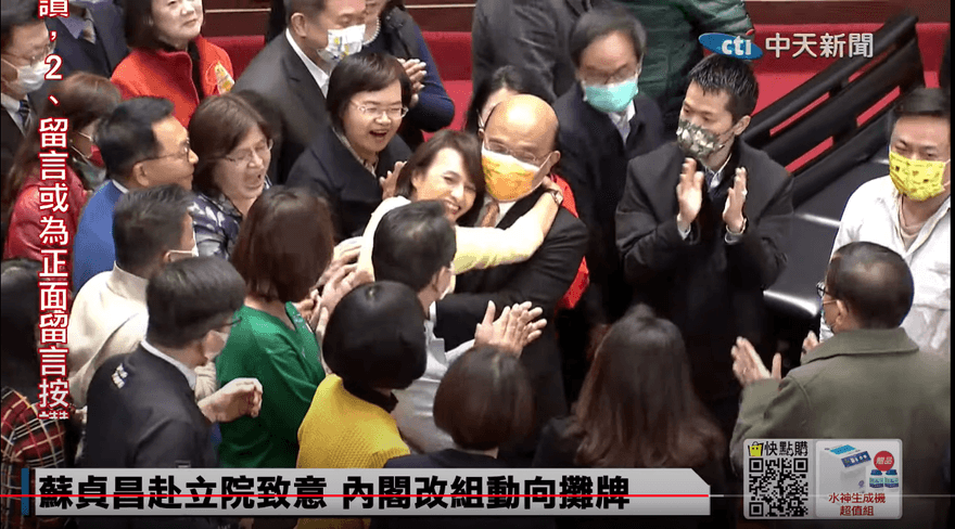 影/綠委搶和蘇貞昌拍畢業照　邱議瑩獻熱情擁抱