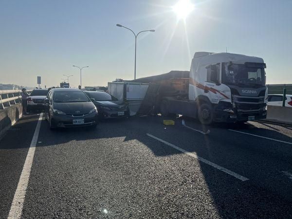 快訊/台中台74線28k傳嚴重車禍！多輛車連環撞　車道封閉5人送醫