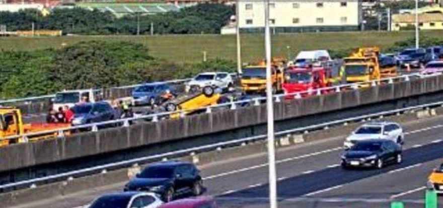 快訊/國1南下31km傳「6車追撞」！計程車翻覆一度回堵10公里　2人送醫急救