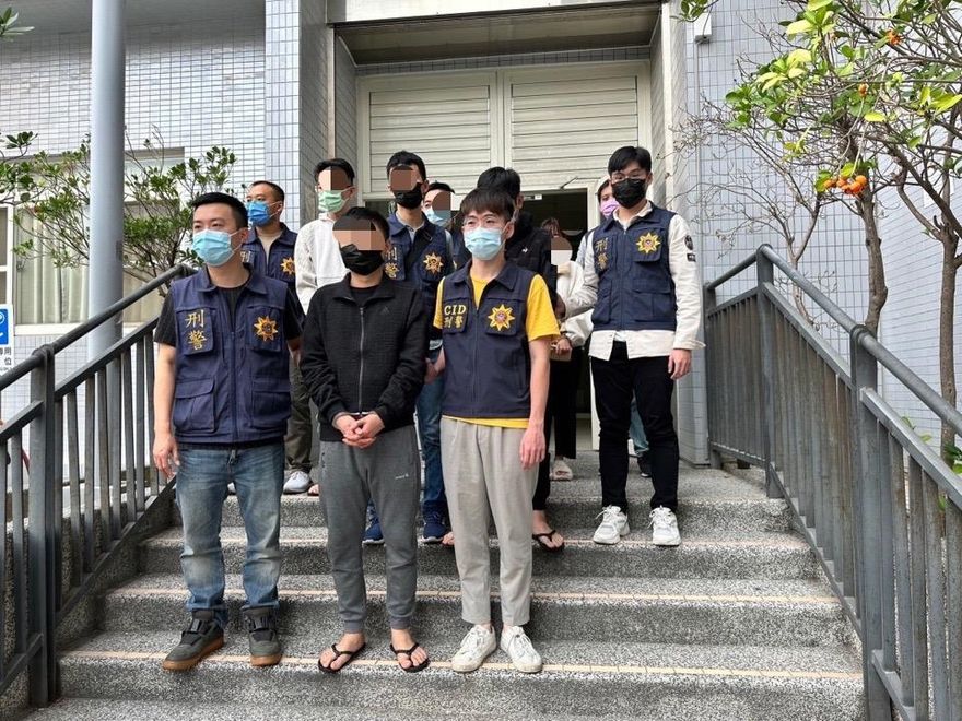 影/詐團租豪宅當大本營兼水房洗錢　高雄警攻堅逮4嫌起出210萬贓款