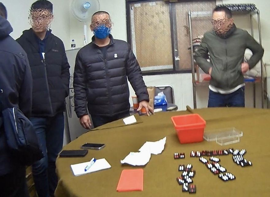 「黑粒仔」職業賭場藏身公寓　警破門攻堅逮21人扣22萬賭資