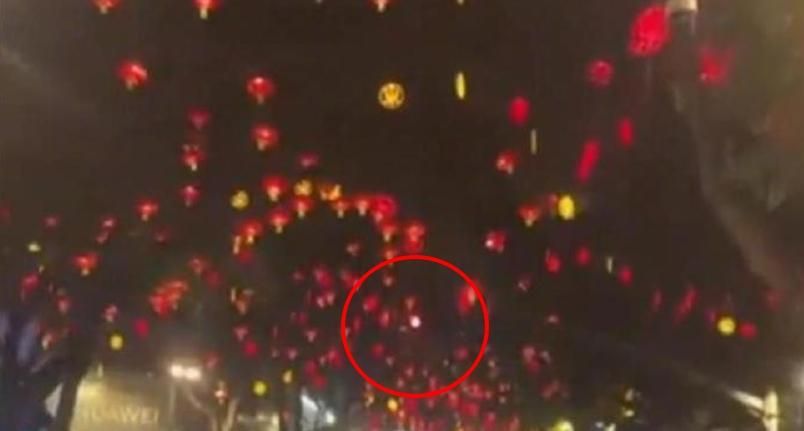 影/大家來找碴？為慶春節四川街頭掛滿紅燈籠　司機霧煞煞：紅綠燈在哪啦