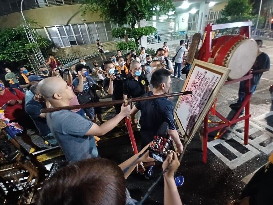 壯漢舉黑旗闖進家門！台南官祀縣城隍廟「夜巡抓鬼」撫人心