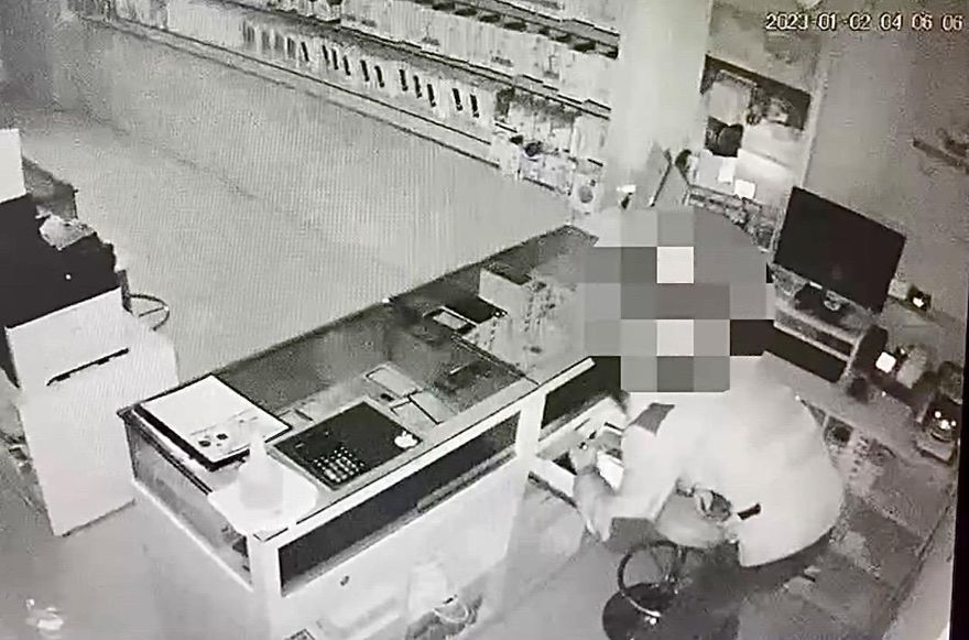 影/男子半夜闖入北市通訊行　摸黑搜刮得手10萬元財物