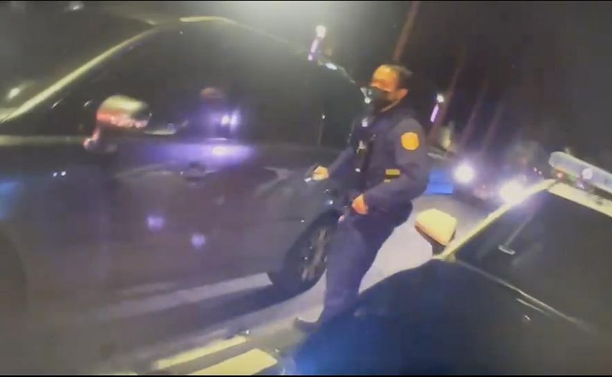 酒駕車停路中見警驚醒狂踩油門　警員圍捕開槍逮人