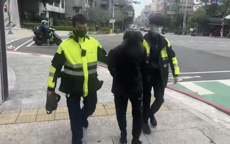 男子開AB車藏毒遇警攔查拒檢　逆向撞車棄車逃遭壓制逮捕