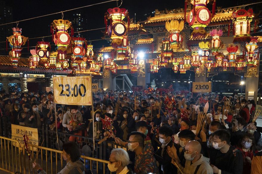 影/疫情停辦2年　香港黃大仙祠「上頭香」復辦香客從除夕中午排到半夜