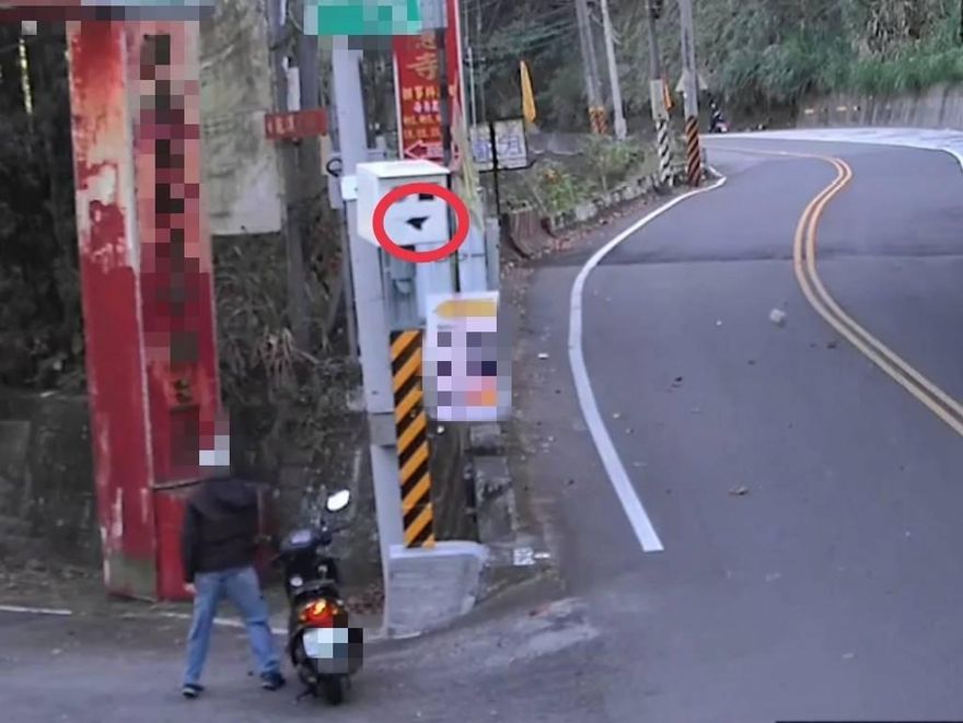 影/台中男不滿超速被拍   掉頭折返「拿石塊砸照相桿」    下場GG了