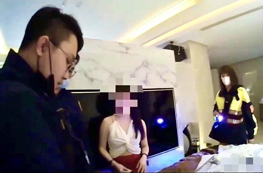 辣妹摩鐵遇臨檢頻喊恩客「老公」　警一問「老婆叫什麼名字」下場GG了