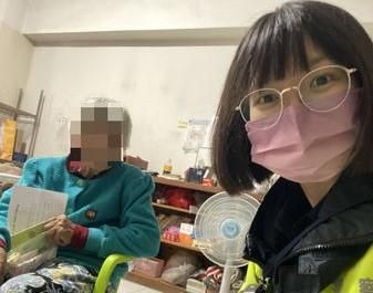 82歲嬤賣玉蘭花養一家三口！悲慘身世讓女警伸援手…募物資助她過好年