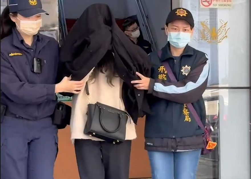 影/圍爐喝沙瓦酒測超標！46歲女酒駕釀2死9傷　「外套遮臉」移送畫面曝