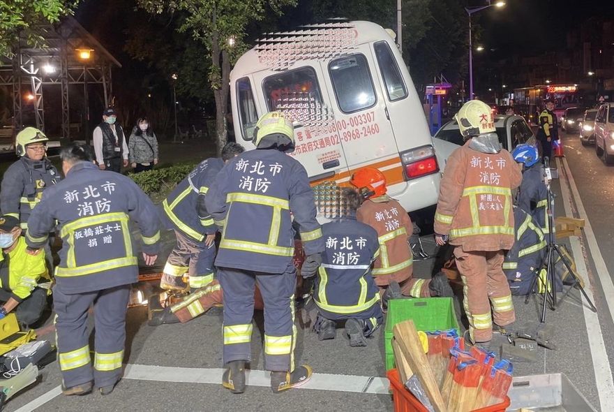 快訊/公車失控衝對向車道撞翻汽機車　機車騎士受困車底多處骨折送醫