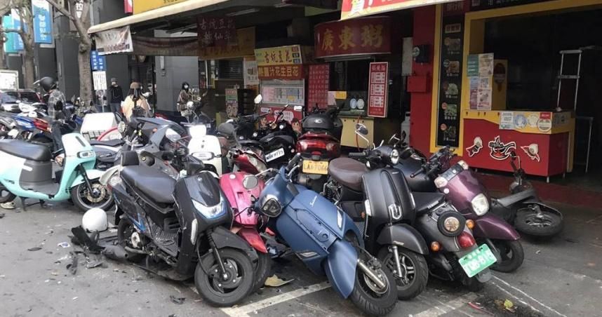 影/台中男駕車失控撞16輛機車！波及1人受傷…他稱「暈眩」肇事