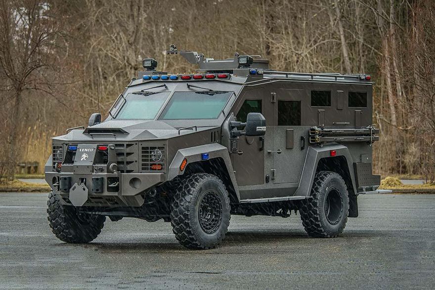 高規格迎戰槍手！加州槍擊案警方出動熊貓裝甲車逮人　擋槍效果好台灣有同款