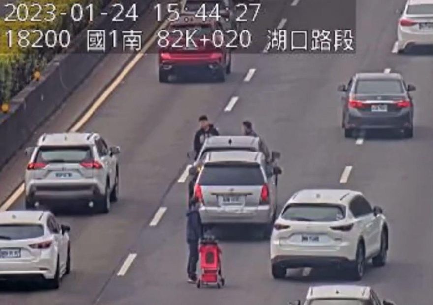 快訊/國1南向2車追撞　後車駕駛竟拿嬰兒推車當警示牌　「僅隔10公尺」險擴大成多車連環撞