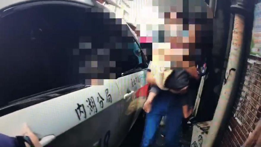 年初三驚魂！嫩弟手破「血泉水般噴出」臉色白　暖警見父母捧兒驚：來不及了