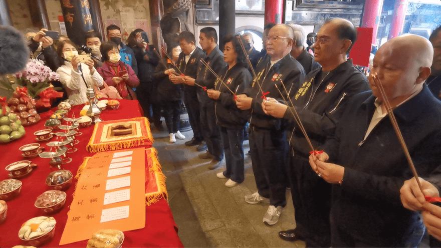 影/「媽祖很歡喜！」　嘉義新港奉天宮抽國運「中上籤」　疫情快結束、人民平安