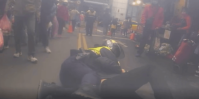 影/秒撲倒片曝光！逃逸移工化身剪綹仔　淡水警市場壓制2扒手