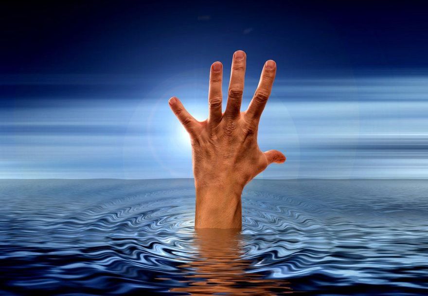 水裡冒蒼白鬼手！妹子嚇歪「比基尼辣照→驚悚靈異照」哭了…差一點就摸到屁股