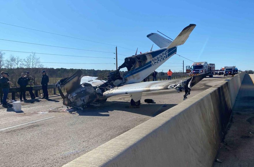 影/美國小飛機迫降高速公路撞上貨車車頂　超驚險第一手畫面曝光！