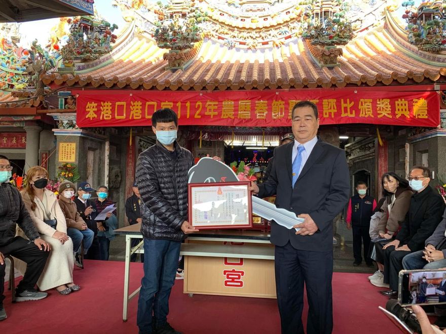 港口宮擲筊送新年大禮！23歲男「連擲11聖筊」奪冠　甜喊：娶女友當新娘車