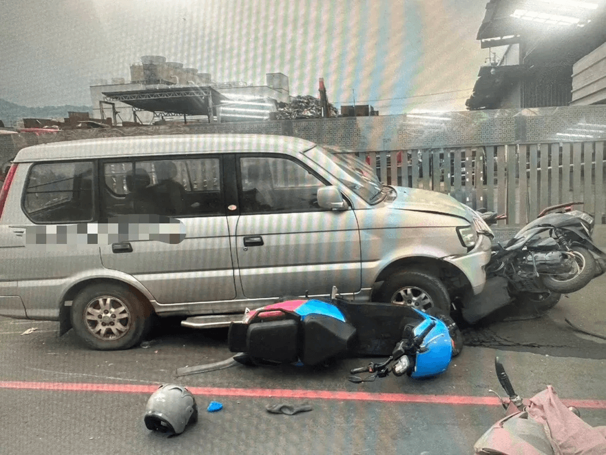 兇猛廂型車生吞機車！新北女駕駛車速失控輾爆6機車　3騎士受傷送醫