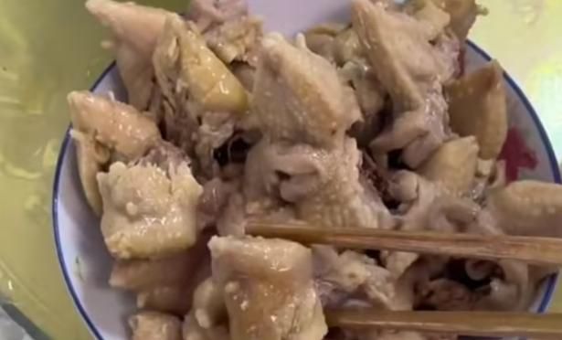 實現「雞屁股」自由？女子為招待客人在外購買椒麻雞　打開一看雞肉只有2塊...雞屁股有23塊