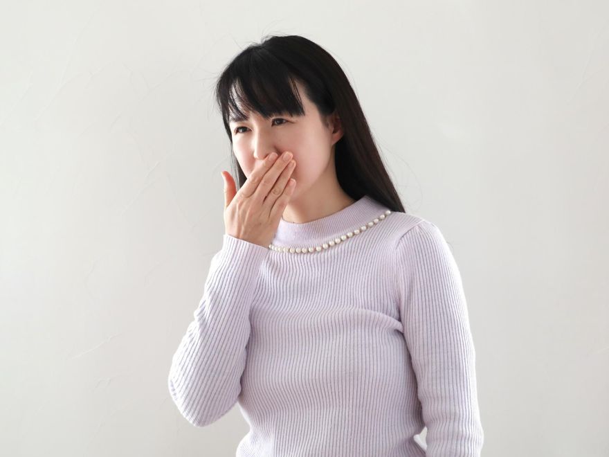 牙醫點名「5種食物」吃了口臭！飯後薄荷糖也中　恐增加口腔細菌