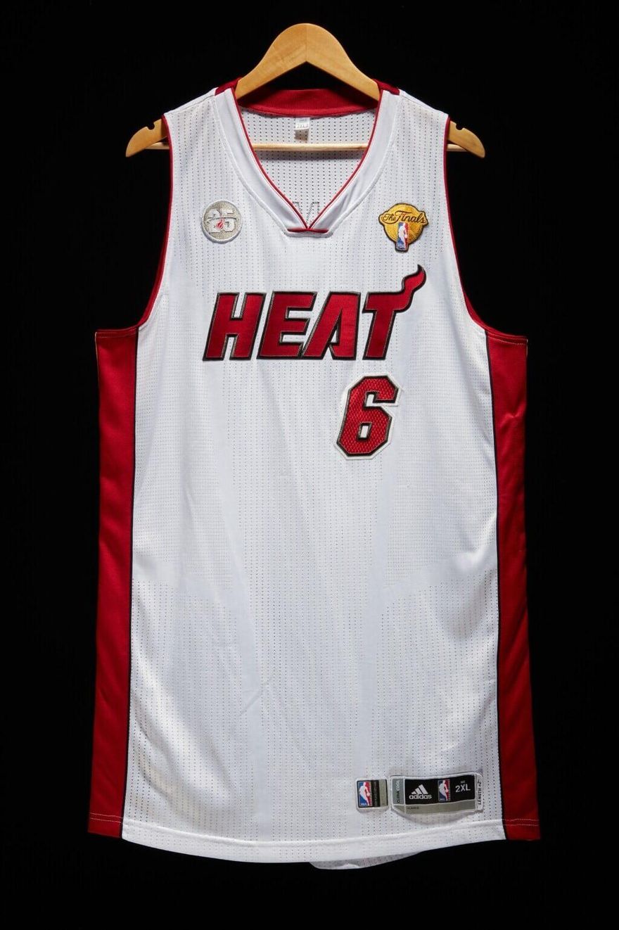 破紀錄！詹皇2013年NBA冠軍賽G7球衣1.1億拍出　創下蘇富比史上第3高
