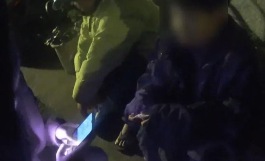 失智父外出忘回家路！攜兒寒風苦蹲3hrs　冷到皮皮剉大哭…暖警路過助返家