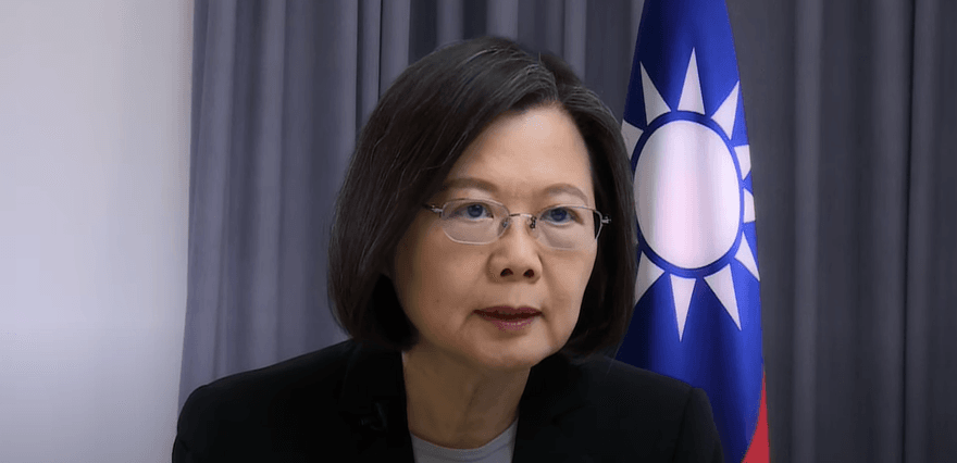 被噓爆！蔡英文向僑胞喊話「已全面檢討請繼續支持政府」慘遭網友拆穿痛罵