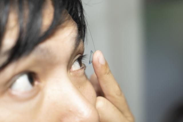 男隱形眼鏡戴2個月沒摘　鏡片竟與角膜「合體」！眼睛爆血疼痛險失明