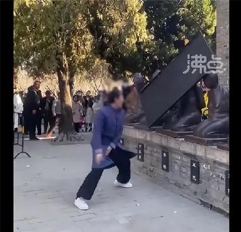 影/太入戲？高喊「還我河山」…下一秒扛鐵板狂砸　《滿江紅》熱映多地「秦檜」遭殃