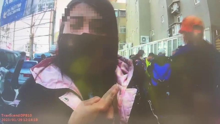 影/跳蚤市場攤商「碰瓷」詐移工？「她」一路狂殺價　警到場6千秒變500元