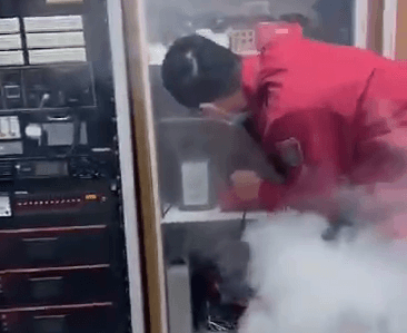 影/打火兄弟隊部也遭祝融！電動油壓剪電池充電突起火　值班室白煙瀰漫