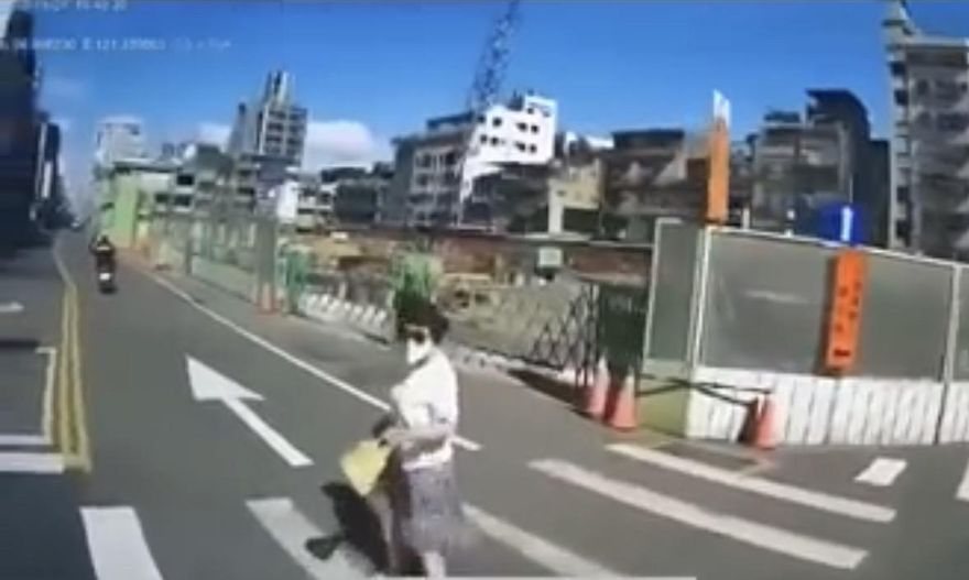 影/桃園婦過馬路遭貨車「逼退」仆街　丟臉到日本影片超過246萬人點閱