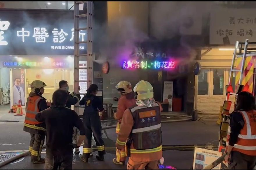 快訊/新莊燒肉店火警冒濃煙　5員工吸入濃煙送醫