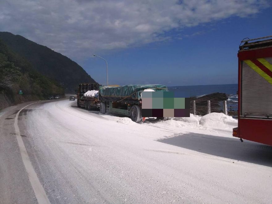 貢竂下雪？貨物未綁好石灰粉灑滿地　台二線呈白雪夢幻世界